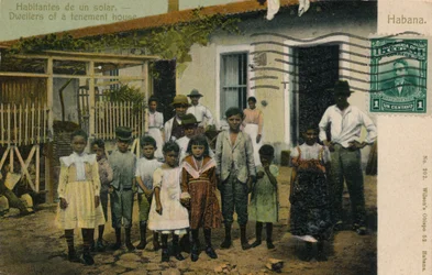 Habitantes de un solar, c1913