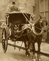 Coche de alquiler, c1910, 1935