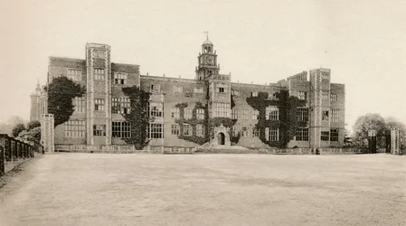Hatfield House - Frente Norte, siglo XVI, 1904