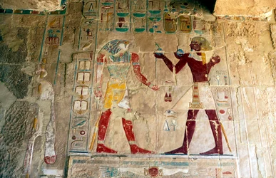 Hatshepsut, Reina de Egipto, presentando una ofrenda al dios Horus