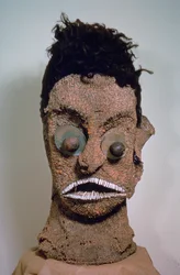 Máscara hawaiana con cabello humano