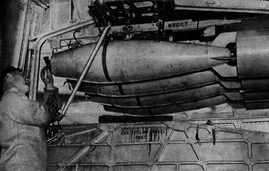 Bombas pesadas en los bastidores de un hidroavión RAF Short Sunderland, c. 1940-1943