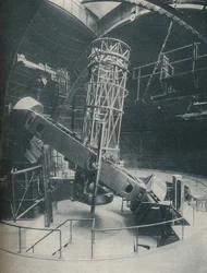 Rodeado de acero y concreto, el reflector de 100 pulgadas, c1935
