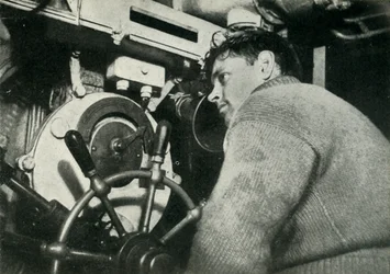 Timonel de un submarino británico, Segunda Guerra Mundial, 1945