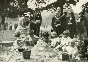 Su Majestad en el nuevo parque infantil en el sitio del antiguo Hospital Foundling