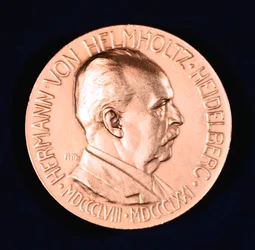 Hermann Ludwig Ferdinand von Helmholtz, físico y fisiólogo alemán, 1907
