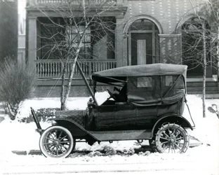 Hermann von Schrenk en un Ford de 1916 frente a su casa en 4139 McPherson, St. Louis, Mo