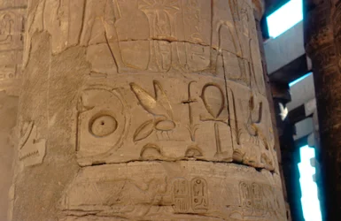 Jeroglíficos tallados en una columna en el Templo de Karnak, Egipto