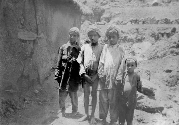 Niños de tribus de las colinas, Chakrata, 1917