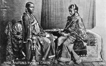 Hindúes nautches jugando a las cartas, India, principios del siglo XX