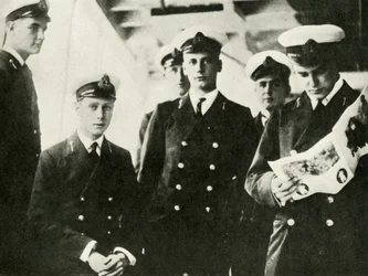 Su Majestad sentado entre sus compañeros cadetes