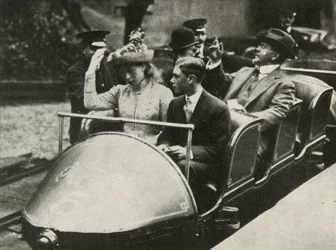 Su Majestad y la Princesa Mary en el Ferrocarril Alpino, Exposición de Earls Court, 1913, 1937
