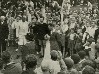 Su Majestad en su campamento de chicos en Southwold, 1937