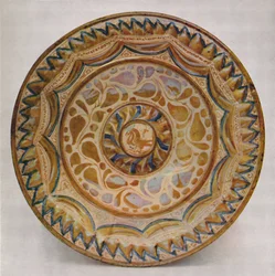 Plato de reflejo metálico hispanomorisco con borde azul de escamas de pez. Siglo XV, 1928