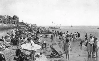 Veraneantes en el paseo marítimo de Bognor Regis, West Sussex, c1900s-1920s