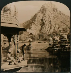 Tanque sagrado de Alwar, rodeado de palacios y santuarios, una escena de belleza incomparable, India, 1907