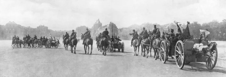 Artillería tirada por caballos pasando por el Palacio de Versalles, Francia, agosto de 1914