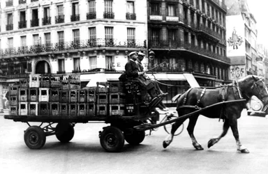 Carro tirado por caballos transportando cajas de bebida, París ocupado por los alemanes, julio 1940