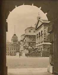 Desfile de la Guardia de Caballos enmarcado en el arco del Pasaje del Tesoro, c1935