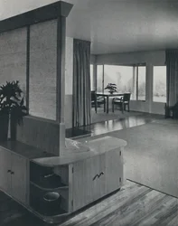 Casa en Pomona, California...mirando a través de la sala de estar, 1942