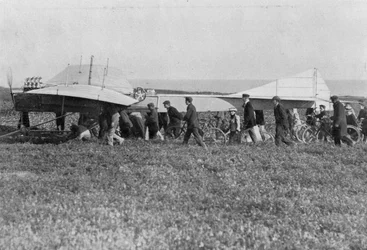 Hubert Latham se prepara para despegar después de Louis Bleriot, cerca de Calais, Francia, 25 de julio de 1909