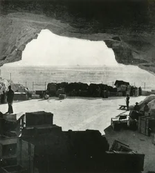 Grandes almacenes y talleres a prueba de bombas hechos de las cuevas, c. 1942-1943, 1945