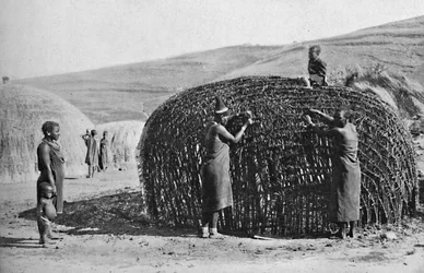 Construcción de chozas en Zululandia, 1912