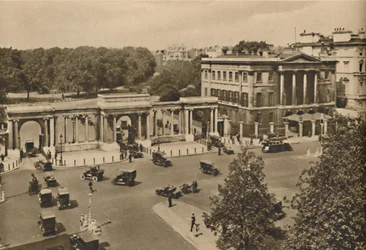 Hyde Park Corner con el Triple Arco que Conduce al Parque Real Mostrando Apsley House