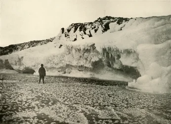 Flores de Hielo en el Hielo Marino Recién Formado a Principios del Invierno, c. 1908, 1909