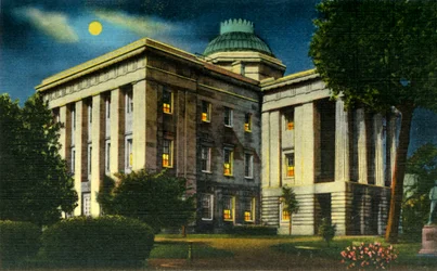 Vista nocturna iluminada del Capitolio del Estado de N.C., Raleigh, N.C., 1942