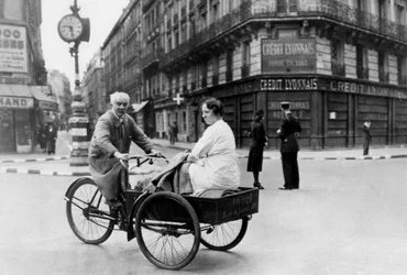 Vehículo de bicicleta improvisado, París ocupado por los alemanes, 1940-1944
