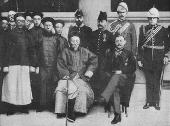 En el Lejano Catay - Un grupo interesante en Hong Kong, tomado antes de que Li Hung fuera a Pekín, 1900