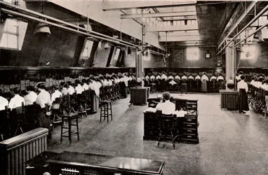En una gran central telefónica, c. 1916