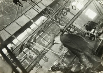 En una fábrica de ingeniería mecánica, URSS, años 1930