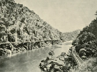 En la garganta de la catarata, 1901