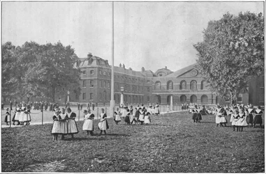 En los terrenos del Hospital Foundling, Londres, c1901