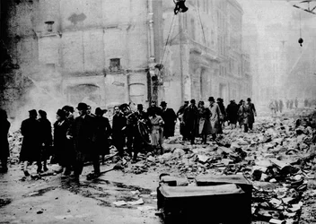 Por la mañana, trabajo como de costumbre. Después de un gran bombardeo, el camino a la oficina está cubierto de escombros