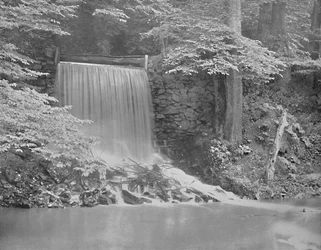 Cataratas de la Independencia, en Darby Creek, cerca de Filadelfia, c. 1897