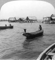 Indios en canoas de troncos, Lago Maracaibo, Venezuela, c1900s