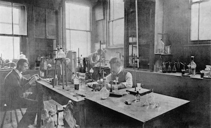 Laboratorio industrial en Thomas Firth & Sons Norfolk Works, Sheffield, c1900