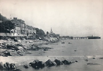 Innellan - Mostrando la playa rocosa y el muelle de vapor, 1895