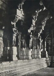 Interior de un templo hindú, Ceilán, 1926