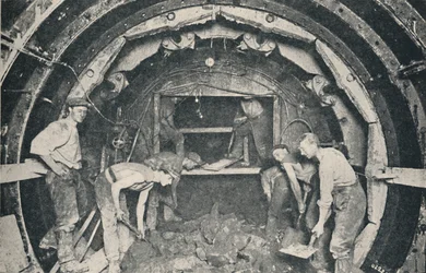 Dentro de un escudo de túnel Greathead, 1926
