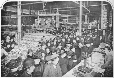 Dentro de una gran tienda de provisiones, Hammersmith, Londres, 1901-1903