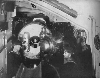 Dentro de la barbeta de un acorazado mostrando la recámara abierta de un cañón de 135 pulgadas, 1914