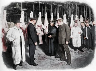 Inspeccionando carne en el Mercado de Smithfield, Ciudad de Londres, c1903