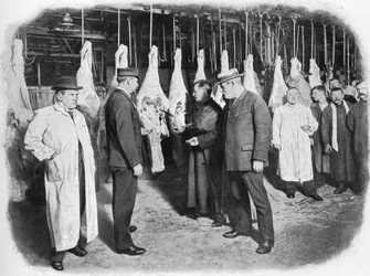 Inspección de carne en el Mercado de Smithfield, Ciudad de Londres, c1903