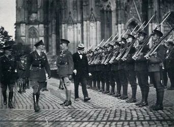 Inspección de tropas al pie de la Catedral de Colonia, 1919, 1945