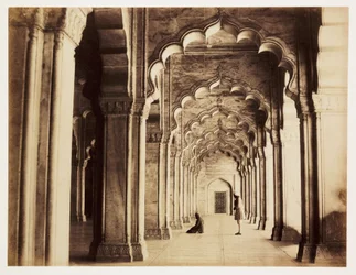 Interior de la Mezquita de la Perla en Agra (India), hacia 1865, construida en mármol entre 1646-1653