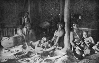 Interior de una choza zulú, 1912